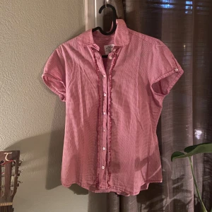 Kortärmad rutig blus - Blus köpt på Sellpy, nyskick inte använd av mig! Röd-vit rutig från HM. 💞