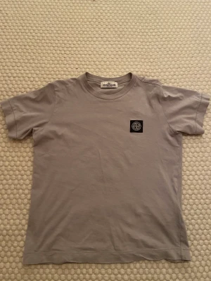 Stone island t-shirt - Säljer stone island t-shirt, 9/10 skick, använd men bara fåtalet gånger, inga fläckar. Inköpt på nk förra vintern för 900kr. Säljer eftersom den är för liten. Passar dig  som är mellan 145 till 155 lång. Köparen står för frakten