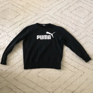 Svart tröja  - Säljer min svarta puma tröja som har storleken M
