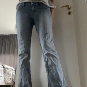 Lågmidjade jeans - Säljer dessa lågmidjade jeans med en ljus tvätt💙är172