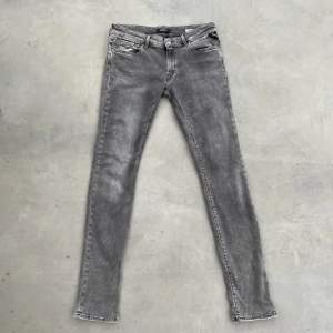 Replay jeans, skick 9/10, som nyskick, storlek 31/34.  Nypris 1500kr Säljer för ej passar längre.