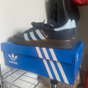 Adidas handball spezial 40 2/3 - Färgen collegiate navy/clear sky/gum5, stl 40 2/3, använda några veckor cond 8,5/10, köpte dom från adidas hemsida för 1 199 kr