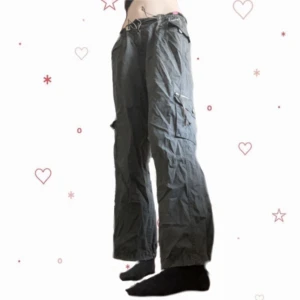 feta y2k cargobyxor - As snygga baggy cargobyxor, dom har spännband i midjan så dom passar många storlekar. Dom är tyvärr lite korta på mig som är lite över 170. Dom har börjat gå sönder lite längst ner därav priset💕