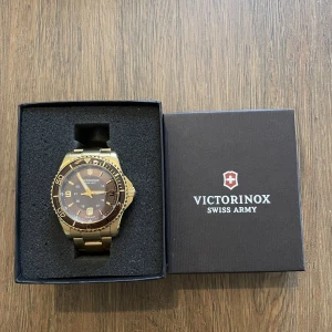 Victorniox klocka - Säljer min Victorniox maverick. Klockan är i mycket bra skick med  nytt batteri i klockan. 