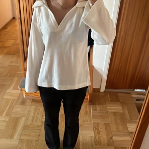 Vit stickad tröja med krage - Vit stickad tröja med krage som är i mycket bra skick! Storleken är xxs men skulle säga att den är väldigt stor i storleken och skulle passa S-m. Kontakta vid intresse!