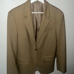 Blazer arket - Beige/camelfärgad blazer ifrån Arket, använd 1 gång så i nyskick