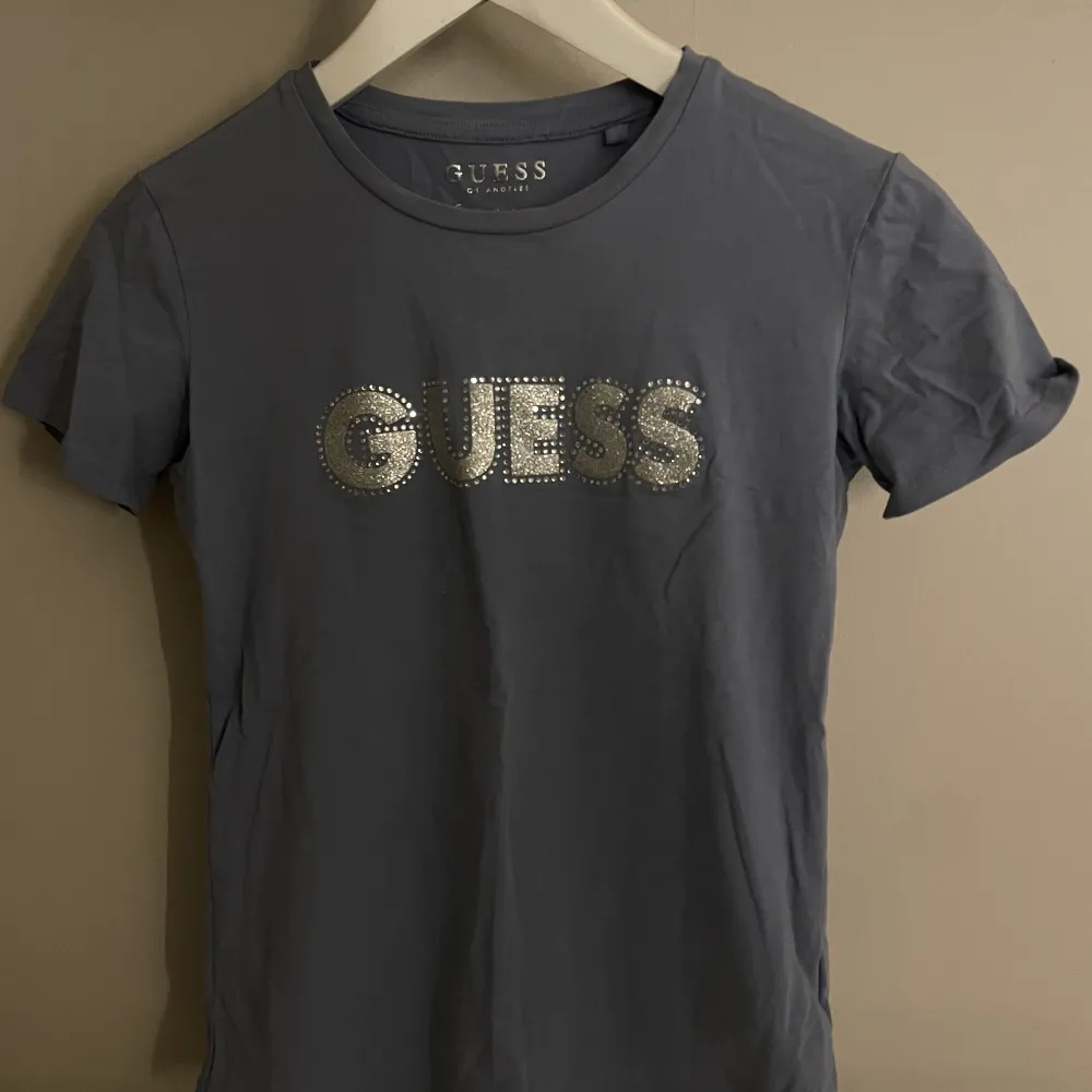 T-Shirt från Guess. Köpt på Oslo Outlet. Storlek : Xs💙🦋💘. T-shirts.