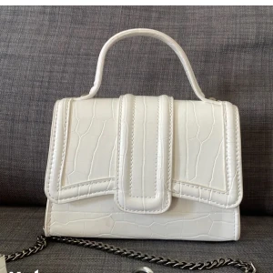 Zara väska - Säljer denna slutsålda väska från zara som jag köpte i Grekland förra sommaren!  Aldrig använd så i jättebra skick! Nypris 500!