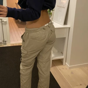 C&A byxor  - Jätte fina cargobyxor ! Fint skick.!💕våga ställa frågor!