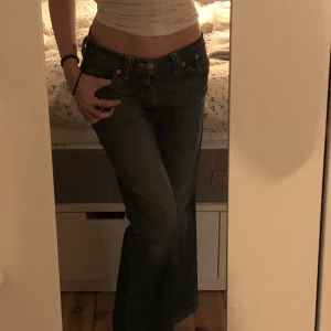 Levi lågmidjade bootcut jeans  - Säljer då de är för korta på mig och inte används :). Jag är 155 och passar nog någon som är 140-150! Men går fortfarande att ha som 155 bara lite korta. Skulle säga de är runt xxs eller mindre, finns ingen storleks lapp men skulle tro det är barnstorlek 