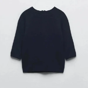 Wool blend knit sweater - Säljer denna superfina marinblåa stickade tröjan från zara som inte säljs längre😇😇storlek L men som en S