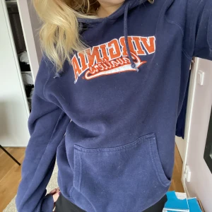 Collegetröja💕 - Jätte snygg o skön collage tröja som passar perfekt nu till vintern💙nypris 400💕