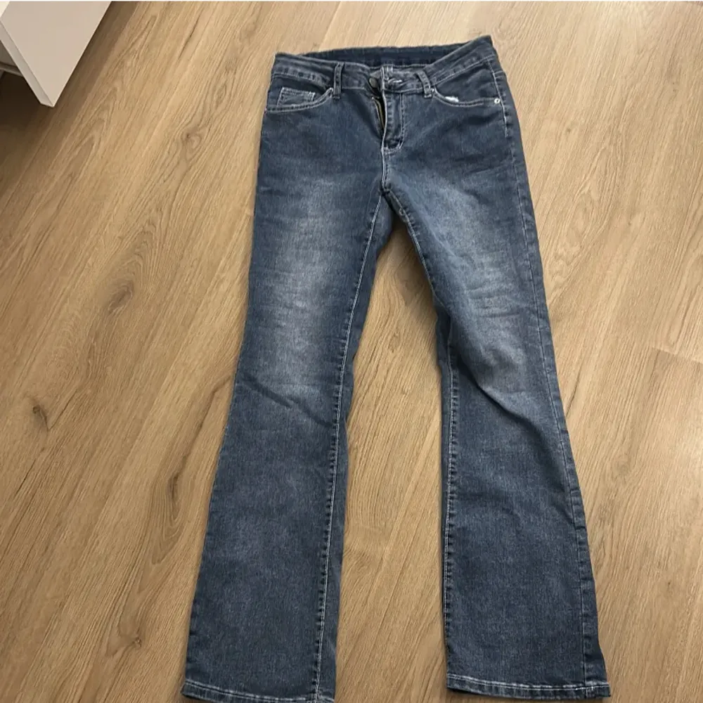 Jätte fina Stockholmsstils jeans  Utsvängda, pris kan diskuteras . Jeans & Byxor.
