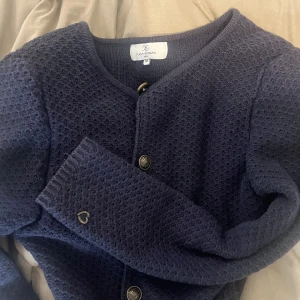 Kofta - Säljer denna fina blåa koftan med jättefina detaljer på knapparna och ett litet hjärta på ärmen💕 skick: 8/10 