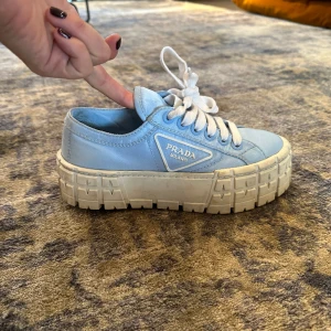 Prada Sneakers - Prada sneakers, sjukt snygga och varsamt använda vid 3-5 tillfällen. Som nya.   Nypris 9900 