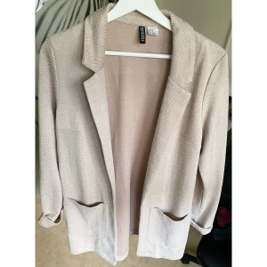 Beige kofta - Fin beige kofta som nästan ser ut som en blazer! 