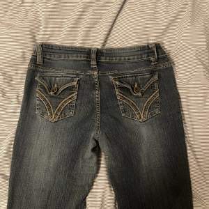 Säljer min älskade lågmidjade bootcut jeans med coola fickor ❤️ säljer då de är bara lite för stora i midjan 🫶 storlek 9 (US)