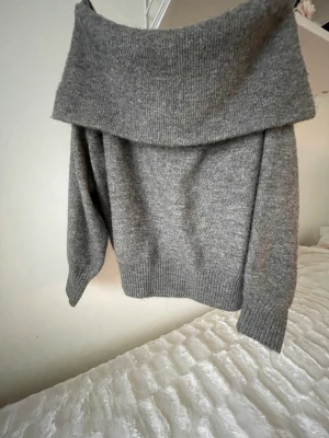 Off shoulder stickad  - Jättefin off shoulder tröja från hm, bra skick och andvänd ett fåtal gånger! Skriv för mer bilder💘