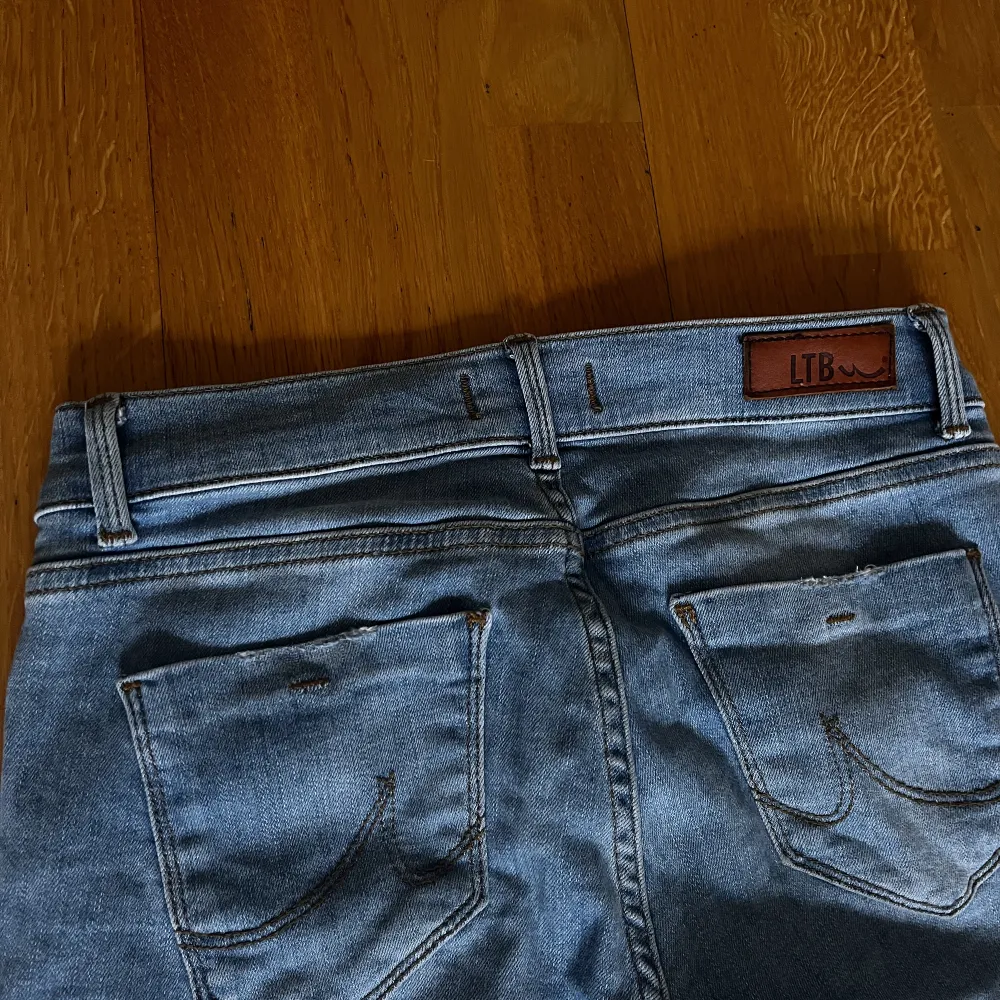 Ltb ljusblå lågmidjade jeans💕 strl 25 men skulle säga att den är ganska stor/stretchiga i storleken. . Jeans & Byxor.