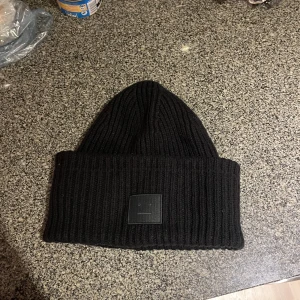 Acne mössa - Acne mössa! Sparsamt använd, köpt från NK