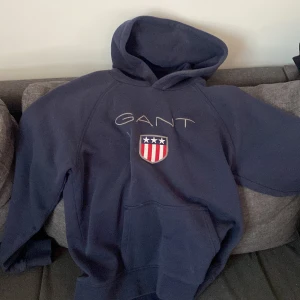 Gant Hoodie  - Jätte fin mörk blå  gant Hoodie! Använts några gånger. 