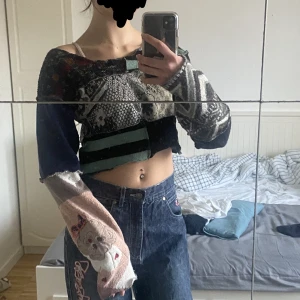 Superunik patchwork tröja - Storlek M, jag brukar ha XS/S. Köpt för ca 500-700 kr på Urban Outfitters. Helt unik vintage patchwork tröja. Inte helt 100 på att jag vill sälja men skriv om du har frågor eller vill ha fler bilder! Köparen står för frakt. Kan mötas i Stockholm