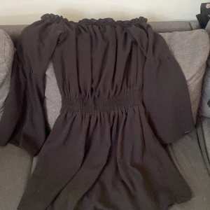 Klänning  - Jätte fin off Shoulder klänning! 