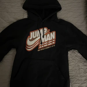 Air jordan hoodie - Hoodie från Jordan köpt på footlocker. Använd 5 gånger. Rätt tjockt material och fodrad luva