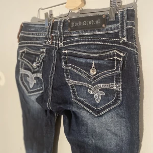 Jeans, rock revial  - Jättefina jeans som sänkta för de inte kommer till användning. Modellen skulle jag säga är straight, low waist💕De finns inga defekter 