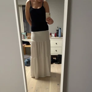 Lowwaist skirt - Sälger super fin kjol från Gina Tricot. Pytte lite genomskinligt.