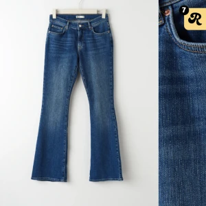 Gina tricot low waist bootcut jeans  - Andvända ungefär 3 gånger  Dom är i nytt sick  Köpte dom för 500kr  Säljer då dom är för stora 