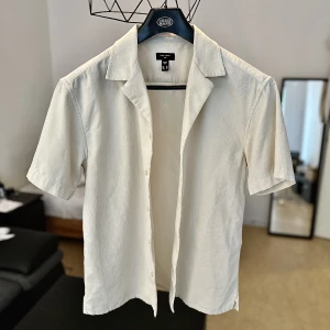 RESORT SHIRT - Kortärmad skjorta i stlk XS, skjortan är väldigt stor storlek så den motsvarar lätt stlr S. Använd ytterst få gånger, skick 10/10. Pm för mer bilder.