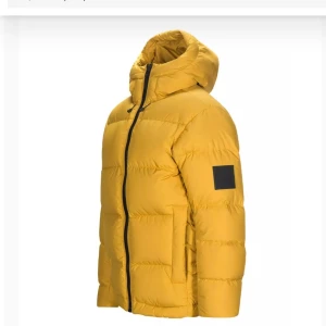 peak performance jacka - Gul peakperformance jacka som är i relativt bra skick men har ett pyttelitet hål på armen som lätt kan lagas🫶🏼