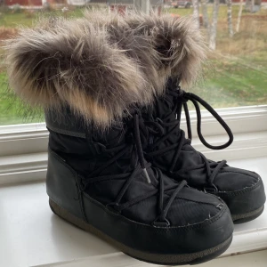 Moon boot vinter skor  - Moon boot skor som är bara använda förra året, bra skick. Original pris är typ 1500kr 