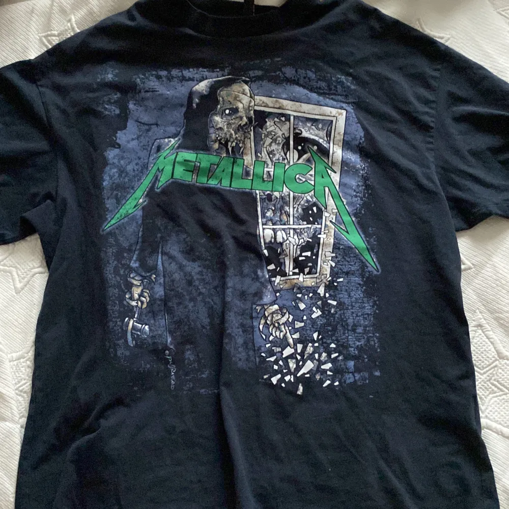 Mörkblå Metallica tröja från hm Stl xs men är väldigt stor. T-shirts.