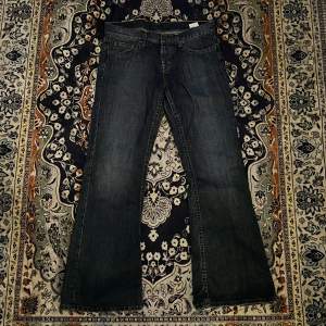 Skitfeta flare jeans från nåt asiatisk märke riktigt bra passform balenci type shit 🤫🔥 HAR INGEN BILD MED DOM PÅ
