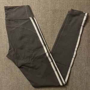 Tights - Träningstights från adidas, sparsamt använda och vill du ha fler bilder skicka ett pm