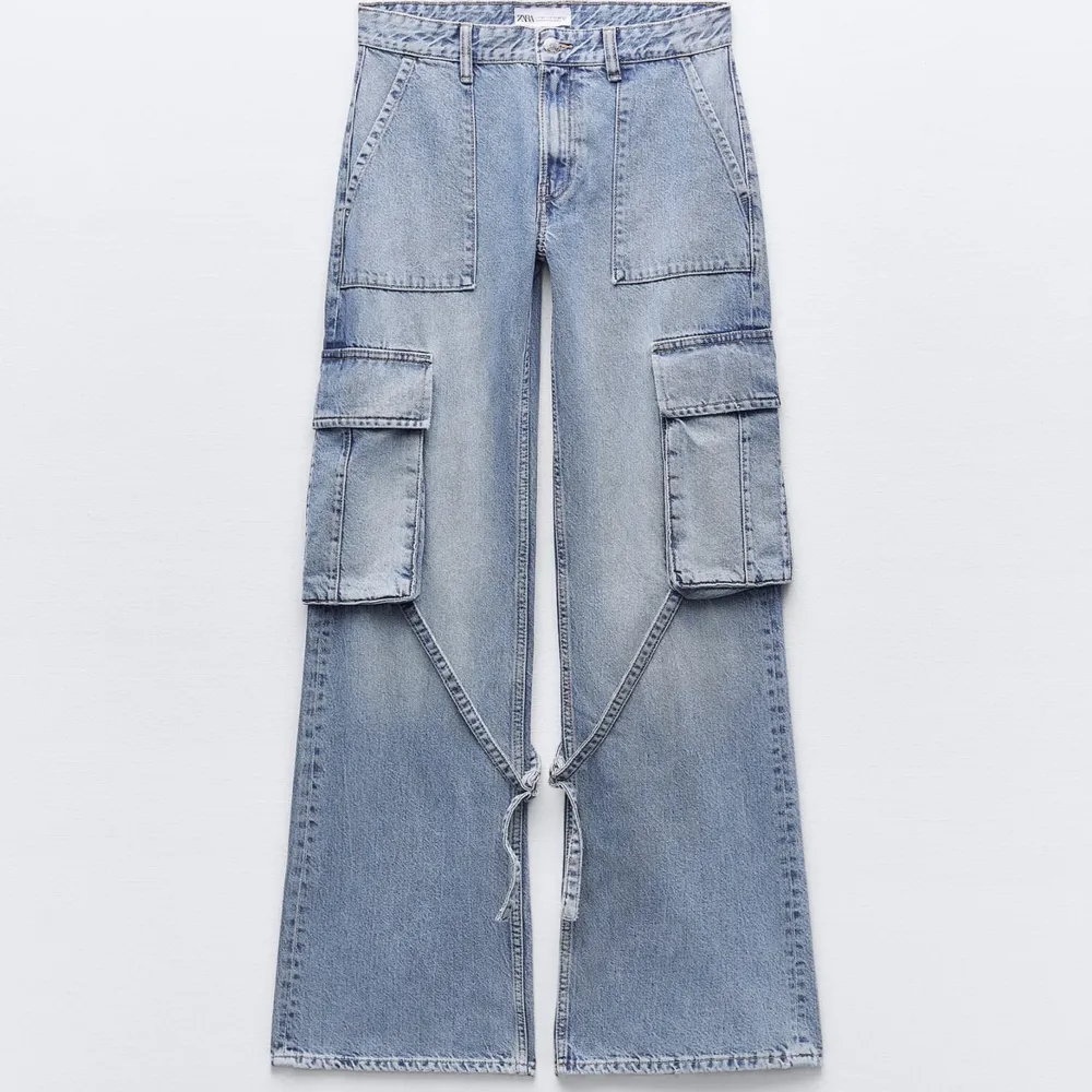 Helt nya cargo jeans från zara i storlek 38. Råka beställa två i samma storlek och hann inte skicka tillbaka. . Jeans & Byxor.