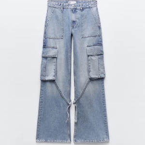 Jeans cargo Zara - Helt nya cargo jeans från zara i storlek 38. Råka beställa två i samma storlek och hann inte skicka tillbaka. 