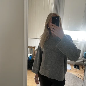 stickad tröja  - fin grå stickad tröja som sällan används 💞