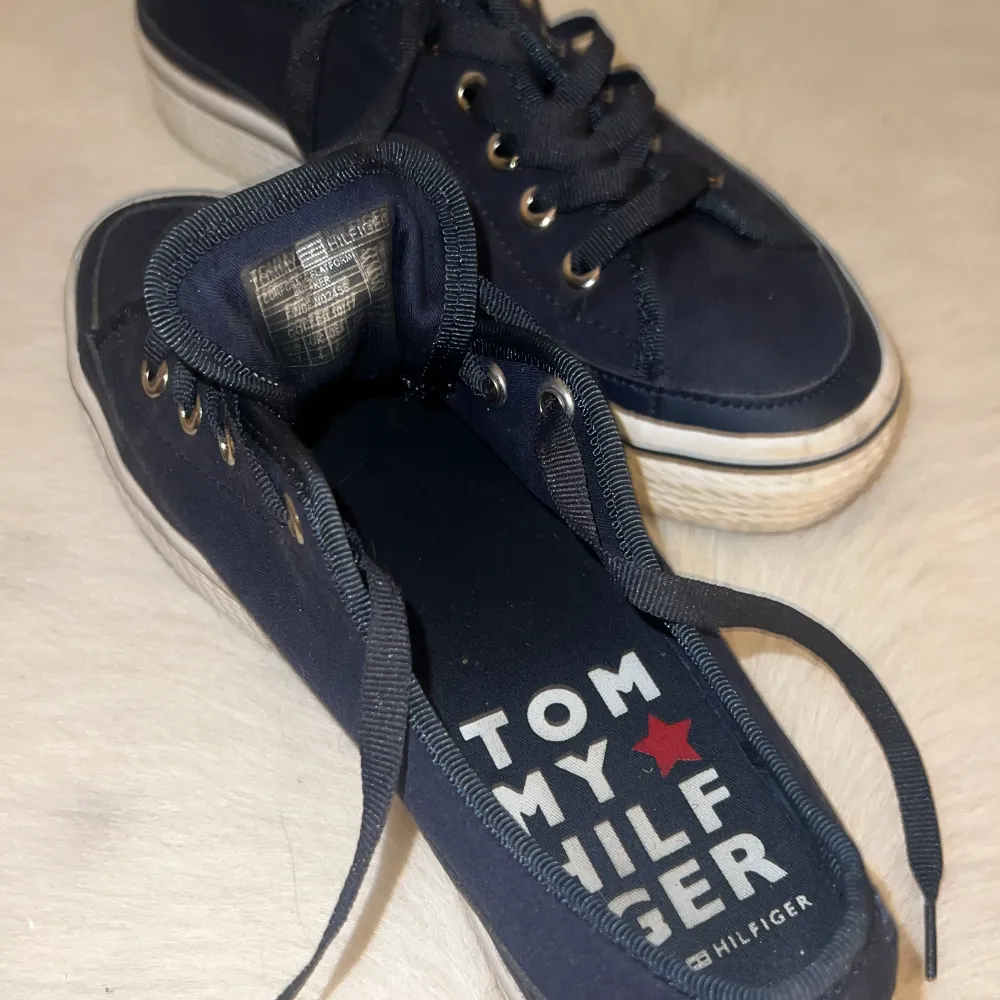 Marinblåa Tommy Hilfiger skor i bra skick och använda en gång 💙 säljer dem pga storleken då det är storlek 37. Skulle säga att den är en stor 37 . Skor.