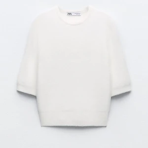 Vit stickad t shirt från zara - Supersöt stickad t shirt från zara, knappt använd. Den är väldigt mjuk och skön i material, se sista bild. Använd 1 gång men är i mycket bra skick . Nypris 329kr