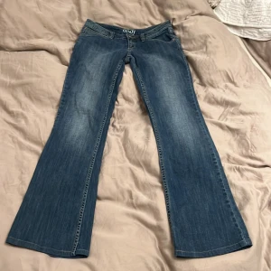 Lågmidjade byxor  - Så snygga lågmidjade bootcut byxor som tyävrr är för korta på mig Innerbenslängd 75 Midjemått 36