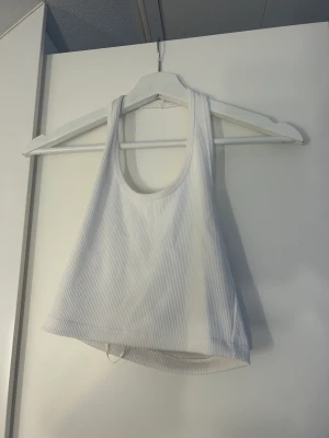 Linne med halterneck  - Säljer detta linne från hm. Storlek S. Aldrig använt.