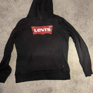 Snygg svart Levi’s hoodie i bra skick. Säljs för att den inte kommer till användning. Inte så mycket använd, Storlek S.