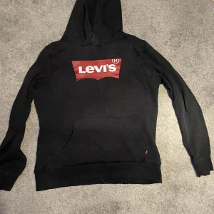 Levis hoodie svart  - Snygg svart Levi’s hoodie i bra skick. Säljs för att den inte kommer till användning. Inte så mycket använd, Storlek S.
