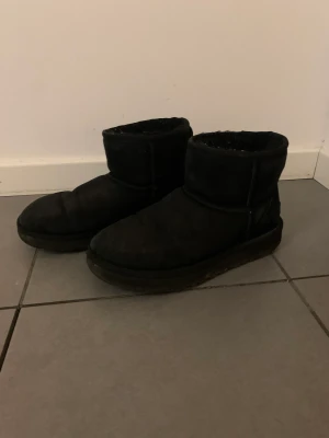 Svarta uggs - Svarta uggs, använt i förra vintern. Storlek 36 men passar 37 också. Kommer såklart även tvätta dem innan jag postar.