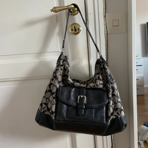 Väska - Snygg väska köpt secondhand. Lite slut på sidan (se bild)🩷