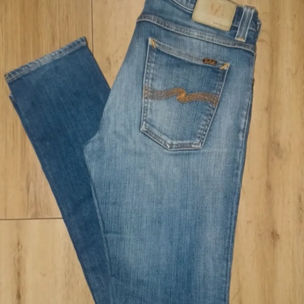Tjena! Säljer ett par jeans ifrån Nudie Jeans. Pris kan diskuteras vid snabb affär. Ställ fler frågor i dm.. Jeans & Byxor.