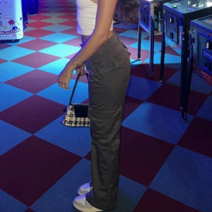 Cargo byxor  - Rätt mörka cargo byxor från Gina. Storlek xs endas använt dom några gånger då jag inte fått tillfälle till det och att det inte riktigt är min stil